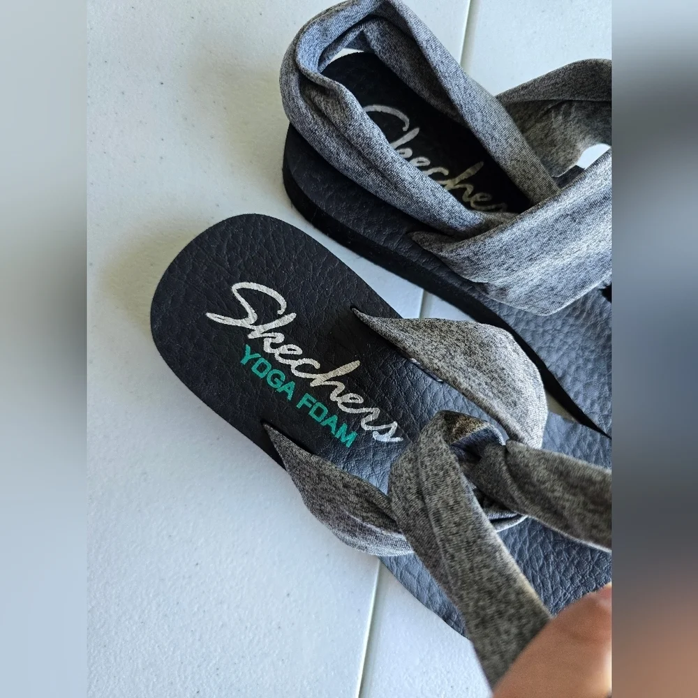 Skechers Yoga Foam Comfort Sandals Gray & Black Fabric Straps No size